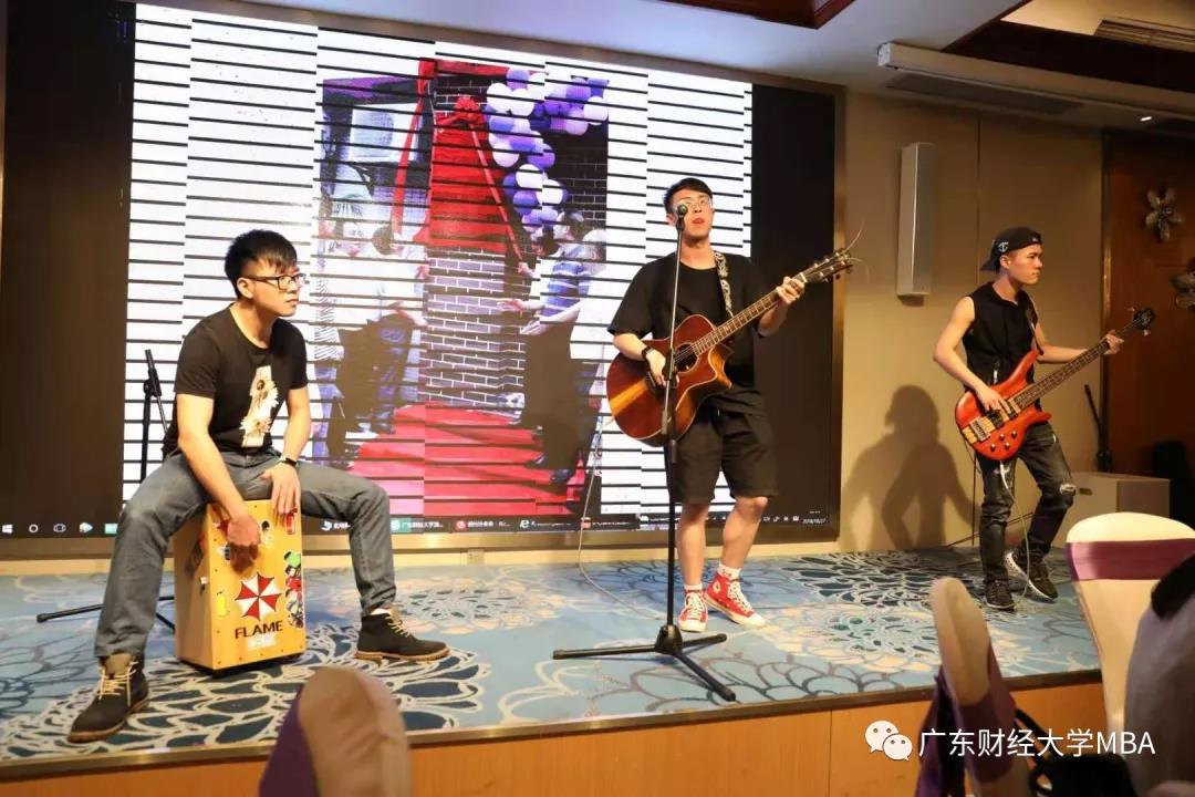 帅气的吉他弹唱:动人的歌声与娴熟的吉他技术相结合,仿佛将歌里的故事